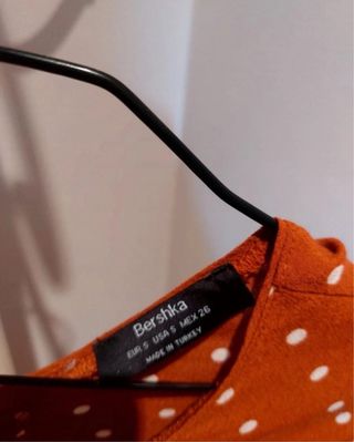 Blusa naranja con lunares blancos