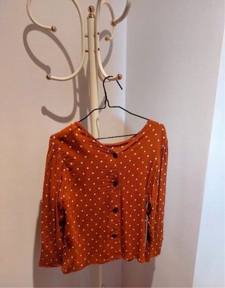 Blusa naranja con lunares blancos