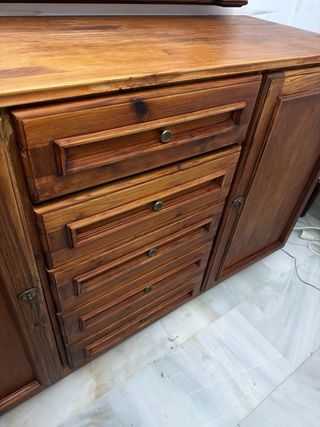 Cómoda antigua con espejo de madera maciza