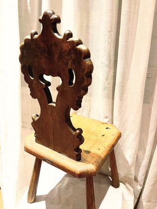 Silla de madera tallada