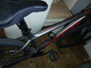 Bicicleta Trek Gris con detalles rojos