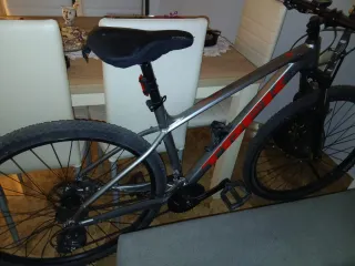 Bicicleta Trek Gris con detalles rojos