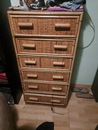 Cómoda de mimbre y bambú