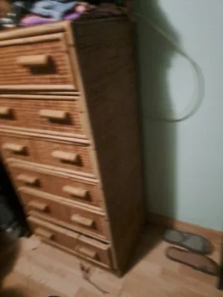 Cómoda de mimbre y bambú