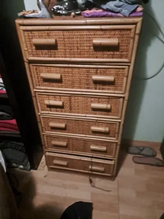 Cómoda de mimbre y bambú