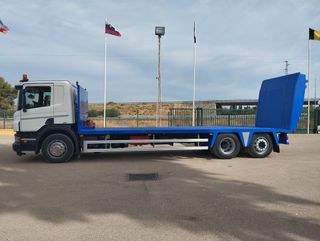 Scania P 380-CAMIONES PORTAMAQUINARIAS