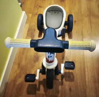 Triciclo infantil con pedales