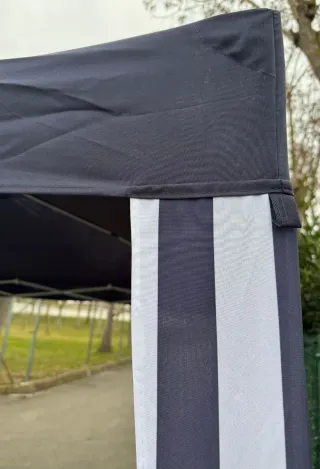 Carpa de jardín azul y blanca