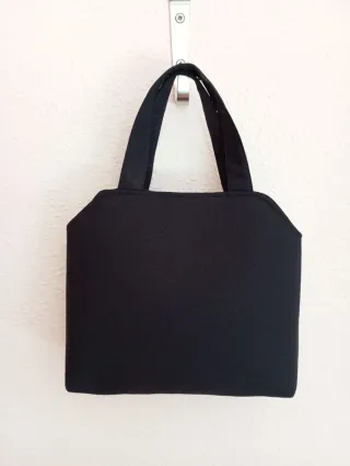 Bolso de terciopelo gris y fondo negro