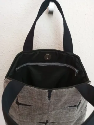 Bolso de terciopelo gris y fondo negro
