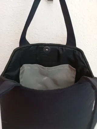 Bolso de terciopelo gris y fondo negro