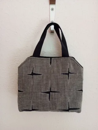 Bolso de terciopelo gris y fondo negro