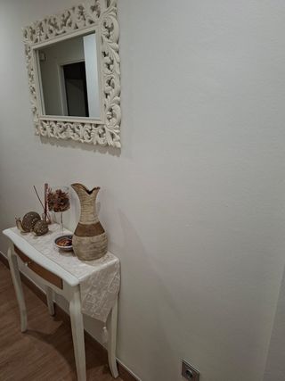 Mueble de entrada blanco y dorado
