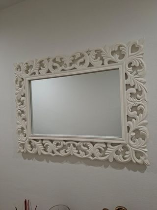 Mueble de entrada blanco y dorado