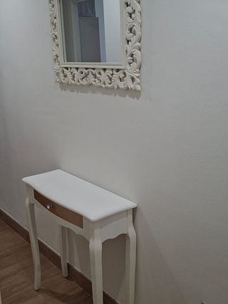 Mueble de entrada blanco y dorado