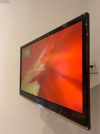 TV LG Negra con Soporte Pared