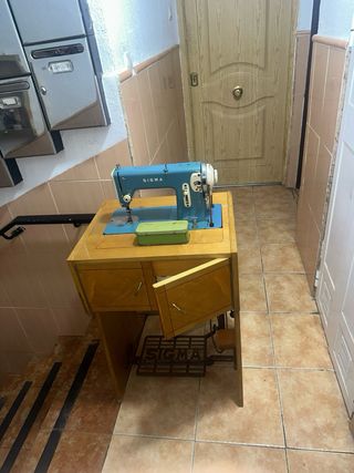 Máquina de coser Sigma azul y madera