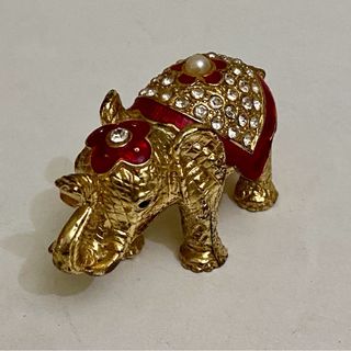 Elefante Decorativo Dorado y Rojo con diamantes.