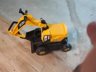 Excavadora de juguete JCB amarilla