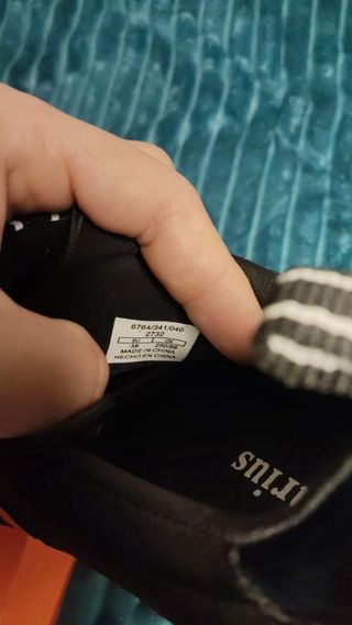 Zapatillas deportivas negras y rosas