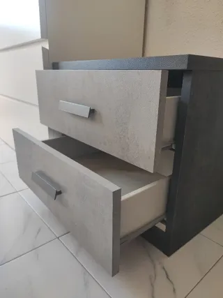 Mesita de noche y cómoda gris