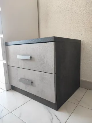 Mesita de noche y cómoda gris