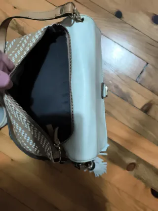 Bolso de hombro o mano blanco y marrón con flecos