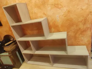 Estantería escalonada de seis huecos color roble