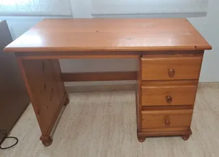 Escritorio de pino con cajones