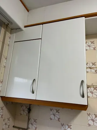 Muebles de cocina blancos y grises