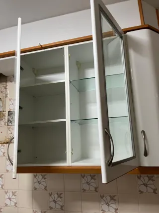 Muebles de cocina blancos y grises