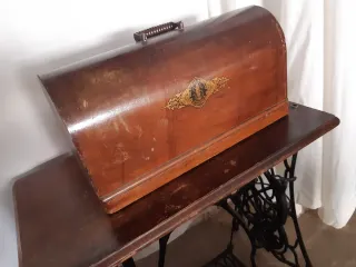 Máquina de coser antigua. FUNCIONA.PERFECTO ESTADO