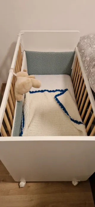 Cuna nido blanca con barrotes de madera