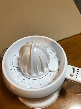 Exprimidor eléctrico blanco