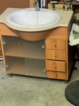 Mueble de baño beige y blanco