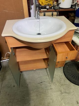 Mueble de baño beige y blanco