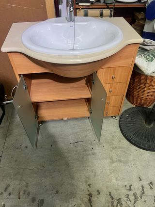 Mueble de baño beige y blanco