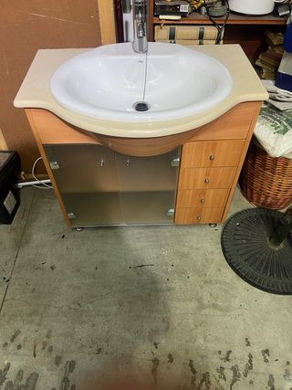 Mueble de baño beige y blanco