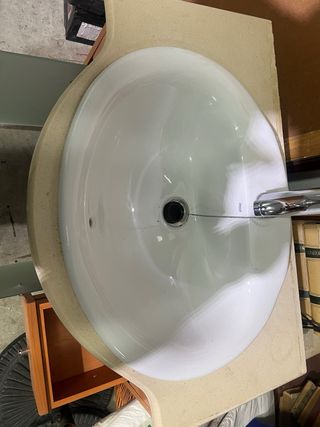 Mueble de baño beige y blanco