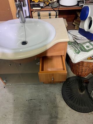 Mueble de baño beige y blanco