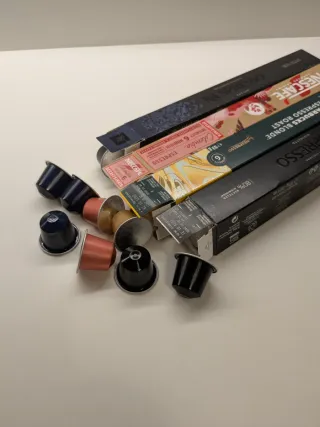 Cafetera Nespresso DeLonghi con cápsulas