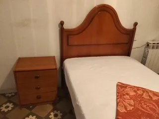 Mesita de noche de madera.