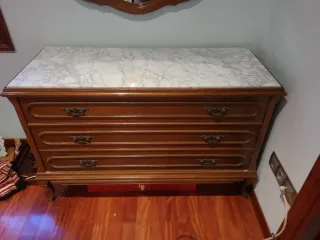 Dormitorio antiguo vintage en buen estado.