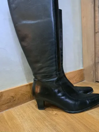 Botas altas de piel negras
