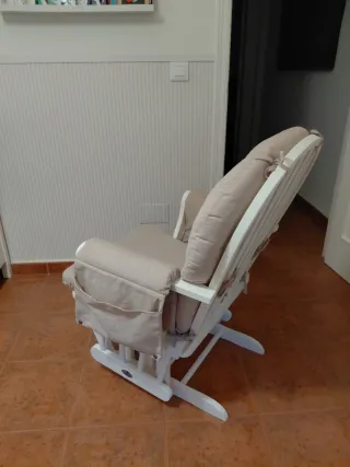 Mecedora de tela y madera beige