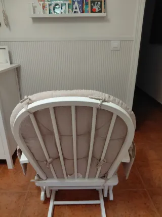 Mecedora de tela y madera beige