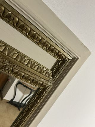 Espejo de pared beige y dorado