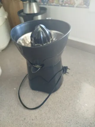 Exprimidor eléctrico negro