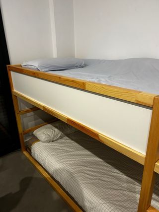 Cama alta IKEA madera y blanco
