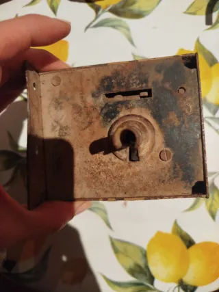 Cerrojo antiguo con llave